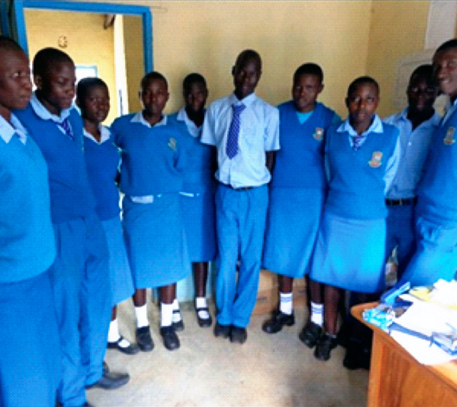 Studenten van de Nyandiwa Secondary School, gesponsord door Imani Belgium, netjes uitgedost in schooluniform.